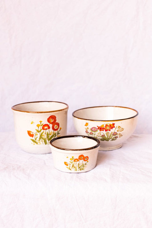 Set of poppy ceramics